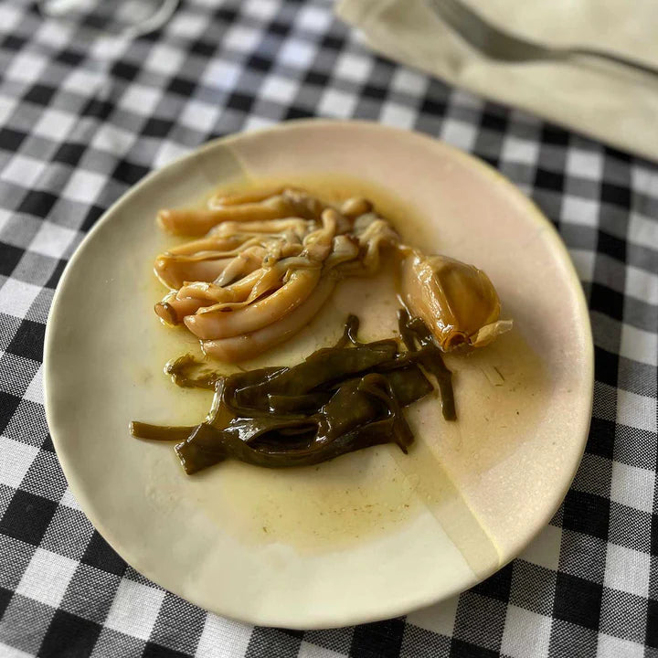 Conservas Razor Clams with Sea Spaghetti and Garlic